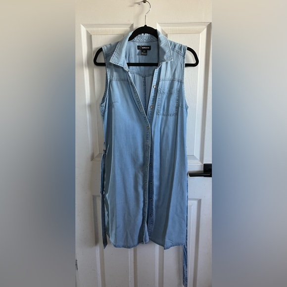Denim (Chambray) sleeveless shirt dress - Picture 2 of 6